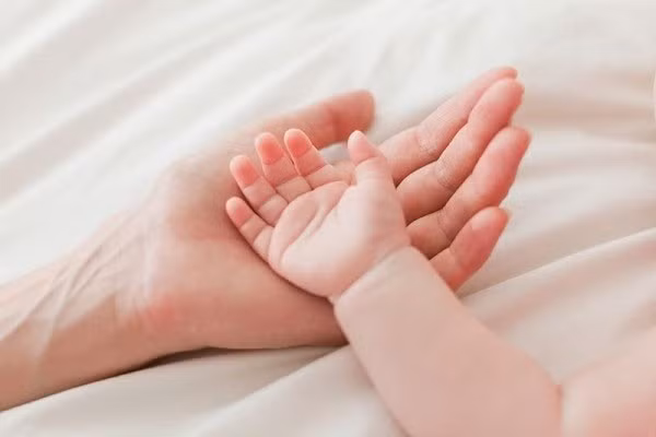 Hơn 20 năm mới biết không phải con đẻ của bố mẹ ảnh 1