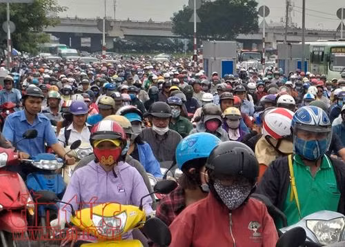 Hai vụ tai nạn trên cầu Bình Triệu trong sáng đầu tuần, giao thông tê liệt kéo dài ảnh 2