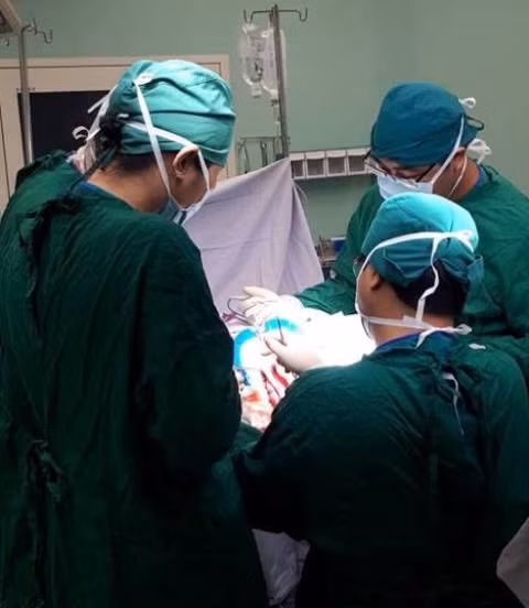 Bé trai bị táo bón 5 năm, bụng phình to như mang thai ảnh 2