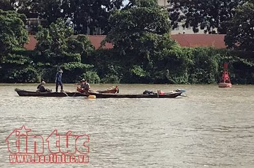 Hai sà lan va nhau trên Kênh Tẻ khiến một chiếc bị chìm ảnh 1