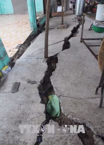 Sụt lún nghiêm trọng ven kênh, người dân tá túc lề đường ảnh 2