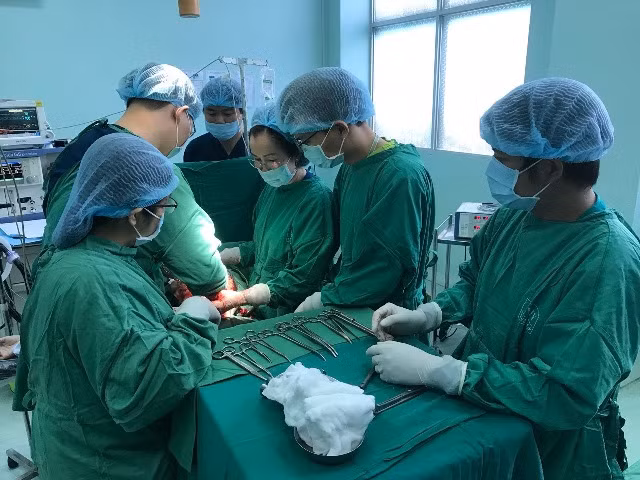  Người phụ nữ có khối u buồng trứng to hơn bụng của thai phụ chuẩn bị sinh ảnh 2