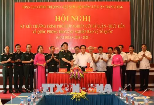 Ký kết chương trình phối hợp nghiên cứu lý luận - thực tiễn về quốc phòng ảnh 1