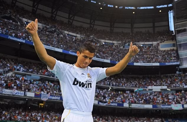 Ronaldo rời Real: Chia tay ‘mối tình thập kỷ’ ảnh 1