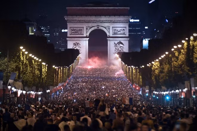 Xúc động chùm ảnh Pháp ăn mừng chức vô địch World Cup 2018 ảnh 10
