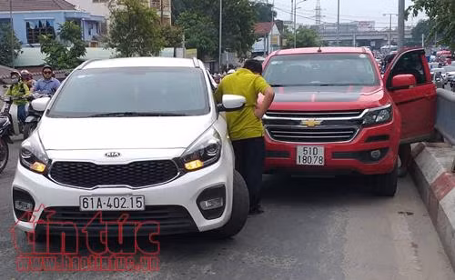 Hai vụ tai nạn trên cầu Bình Triệu trong sáng đầu tuần, giao thông tê liệt kéo dài ảnh 1