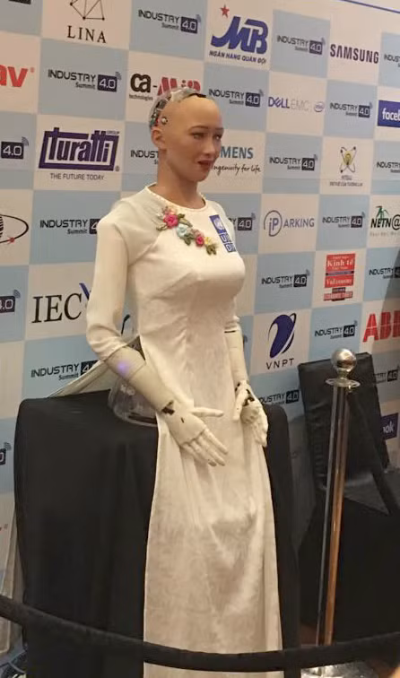 Robot đầu tiên có quyền công dân Sophia ra mắt Việt Nam trong tà áo dài trắng tinh khôi ảnh 1