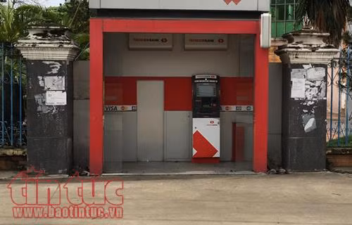 Dùng xà beng đập phá trụ ATM ngân hàng Techcombank để trộm tiền ảnh 1