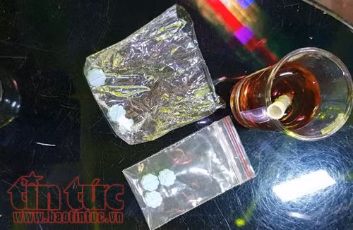 Đột kích quán bar Paradise, dân chơi vứt ma tuý khắp sàn rồi bỏ chạy ảnh 1