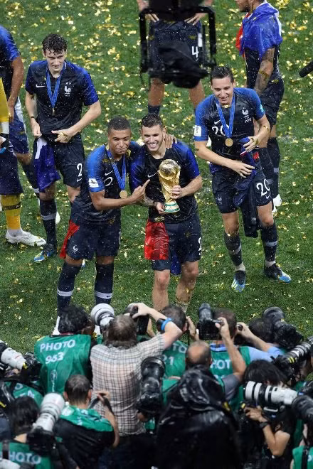 Xúc động chùm ảnh Pháp ăn mừng chức vô địch World Cup 2018 ảnh 8