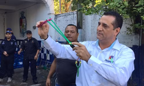 Cảnh sát Mexico bị tước vũ khí, chuyển sang dùng... súng cao su và đá cuội ảnh 1