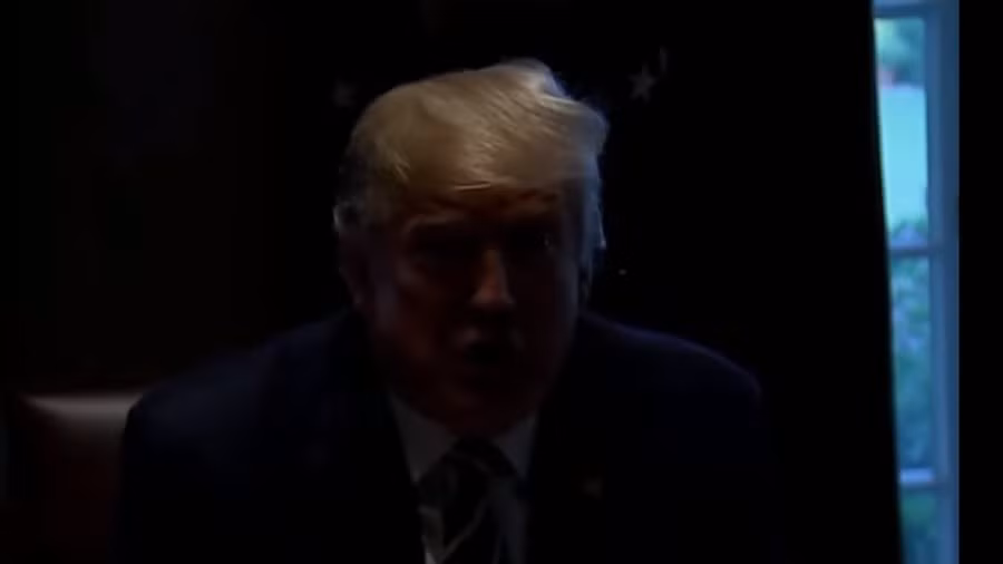 Tổng thống Trump đang phát biểu về tình báo Mỹ, đèn Nhà Trắng tắt ngóm ảnh 1