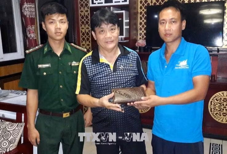 Thuyền trưởng tàu du lịch trả lại ví tiền cho khách bỏ quên sau tham quan ảnh 1