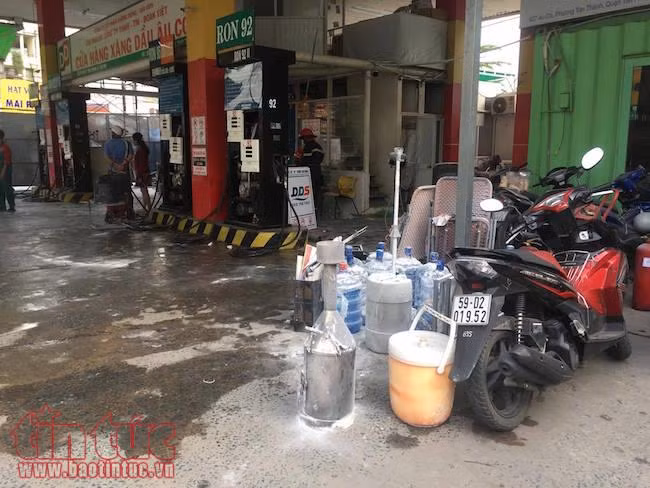Trụ bơm xăng phát cháy, nhiều khách bỏ chạy ảnh 1