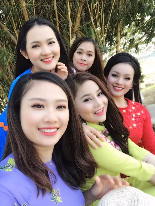Giảng viên Tân Nhàn cùng các sinh viên làm MV chào mừng ngày 20/11 ảnh 2