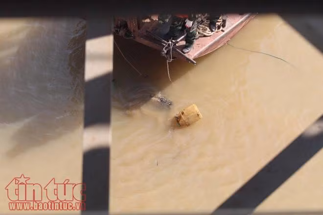 Trục vớt quả bom dài 2m dưới lòng sông Hồng ảnh 9