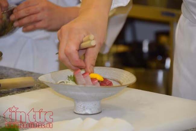 Xem bếp trưởng Nhật Bản trình diễn tuyệt kỹ chế biến sashimi ảnh 7
