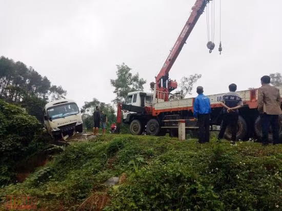 Xe khách va chạm với xe rơ moóc, 8 người bị thương ảnh 2