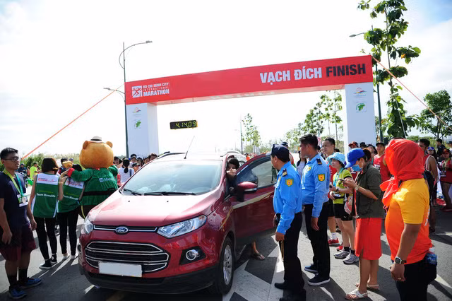 Uỷ ban ATGT Quốc gia đề nghị xử lý nghiêm tài xế điều khiển ô tô vào đường chạy marathon ảnh 1