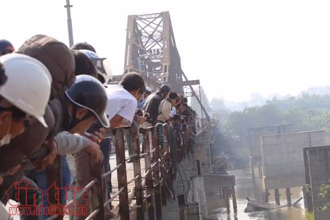 Trục vớt quả bom dài 2m dưới lòng sông Hồng ảnh 7
