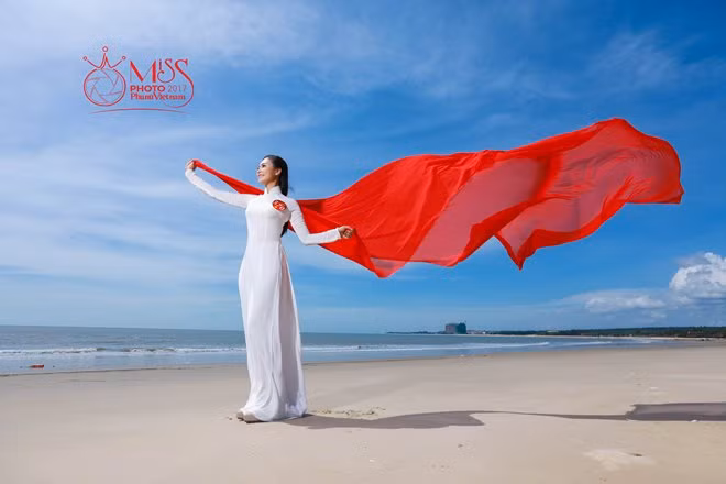 Ngắm vẻ đẹp thanh khiết của thí sinh Miss Photo cùng áo dài trước biển ảnh 9