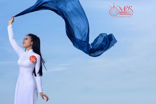 Ngắm vẻ đẹp thanh khiết của thí sinh Miss Photo cùng áo dài trước biển ảnh 7