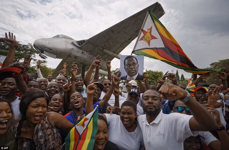 Người dân Zimbabwe hân hoan trước sự trở về của 'Cá sấu' Mnangagwa ảnh 2