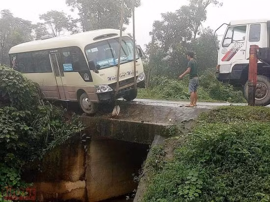 Xe khách va chạm với xe rơ moóc, 8 người bị thương ảnh 1