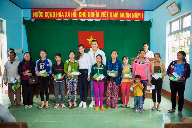 Tân hoa hậu Khánh Ngân trích 150 triệu tiền thưởng chia sẻ nỗi đau với bà con vùng lũ Phú Yên ảnh 1