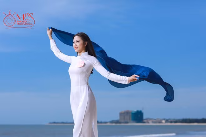 Ngắm vẻ đẹp thanh khiết của thí sinh Miss Photo cùng áo dài trước biển ảnh 3