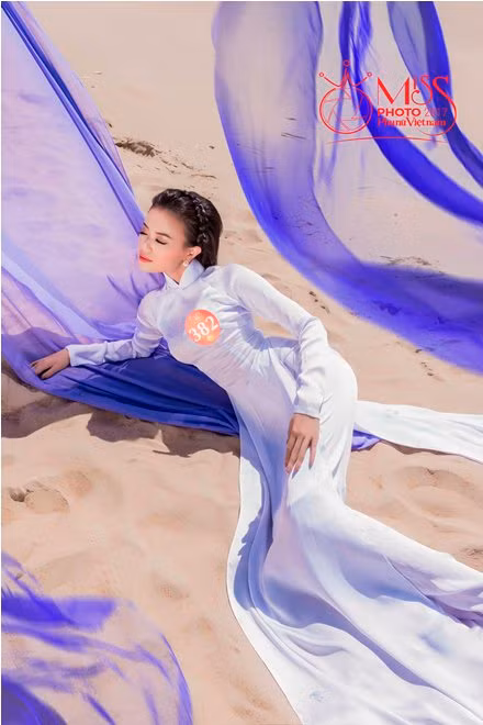 Ngắm vẻ đẹp thanh khiết của thí sinh Miss Photo cùng áo dài trước biển ảnh 8