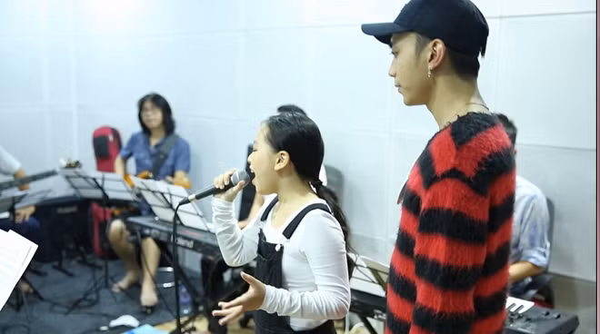 Bốn HLV The Voice Kids hòa giọng cùng nhau trong phòng tập trước thềm Chung kết ảnh 5