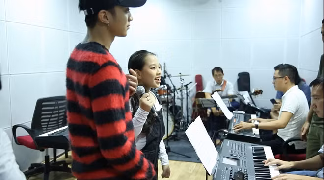 Bốn HLV The Voice Kids hòa giọng cùng nhau trong phòng tập trước thềm Chung kết ảnh 4