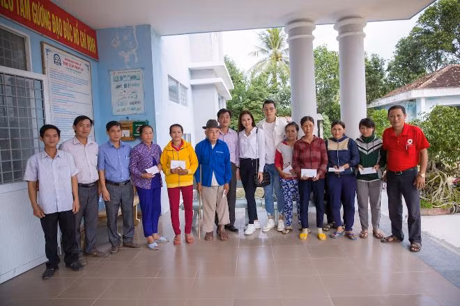 Tân hoa hậu Khánh Ngân trích 150 triệu tiền thưởng chia sẻ nỗi đau với bà con vùng lũ Phú Yên ảnh 5