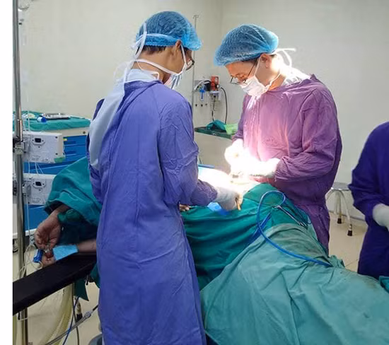 Cô gái bị đạn bắn thủng bụng được cứu sống tại bệnh viện E ảnh 1