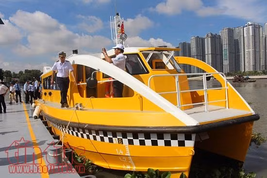 Cận cảnh tàu buýt đường sông đầu tiên tại TP Hồ Chí Minh ảnh 1