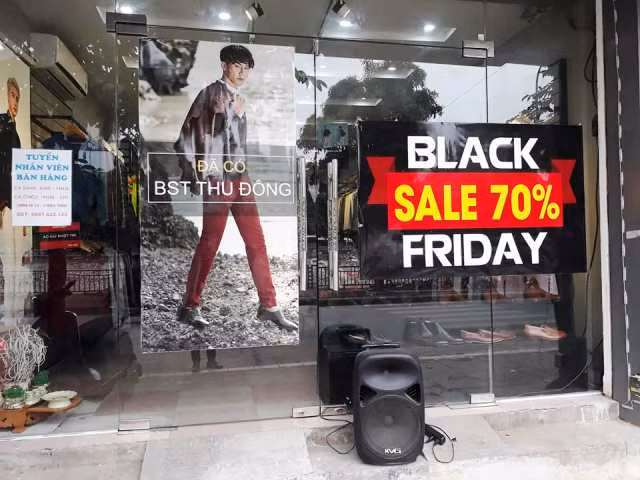 Chạy đua hút khách mua hàng, giảm giá khủng 50% ngày Black Friday ảnh 1