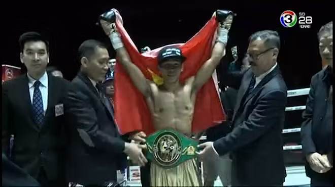 Xem võ sĩ Trần Văn Thảo hạ knock-out đối thủ sau chưa đầy 1 phút để giành đai WBC ảnh 1