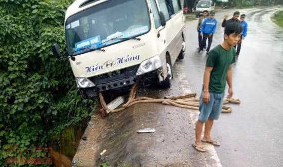 Xe khách va chạm với xe rơ moóc, 8 người bị thương ảnh 3