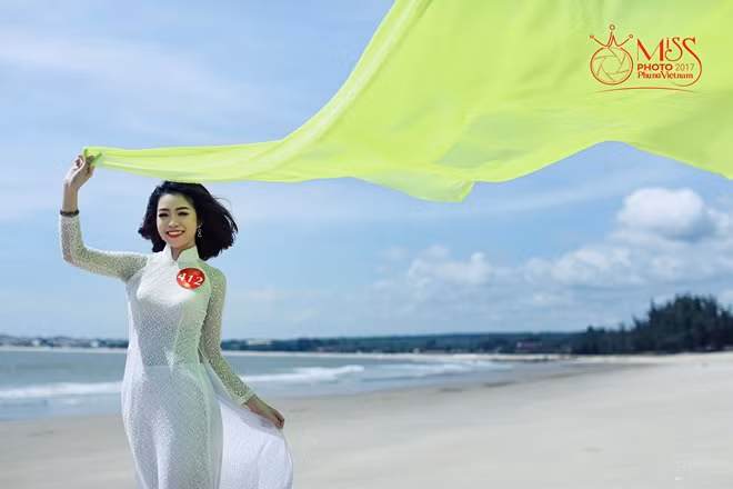 Ngắm vẻ đẹp thanh khiết của thí sinh Miss Photo cùng áo dài trước biển ảnh 13