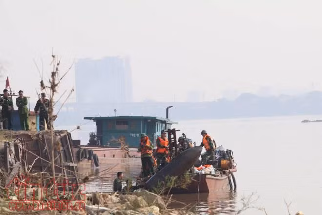 Trục vớt quả bom dài 2m dưới lòng sông Hồng ảnh 11
