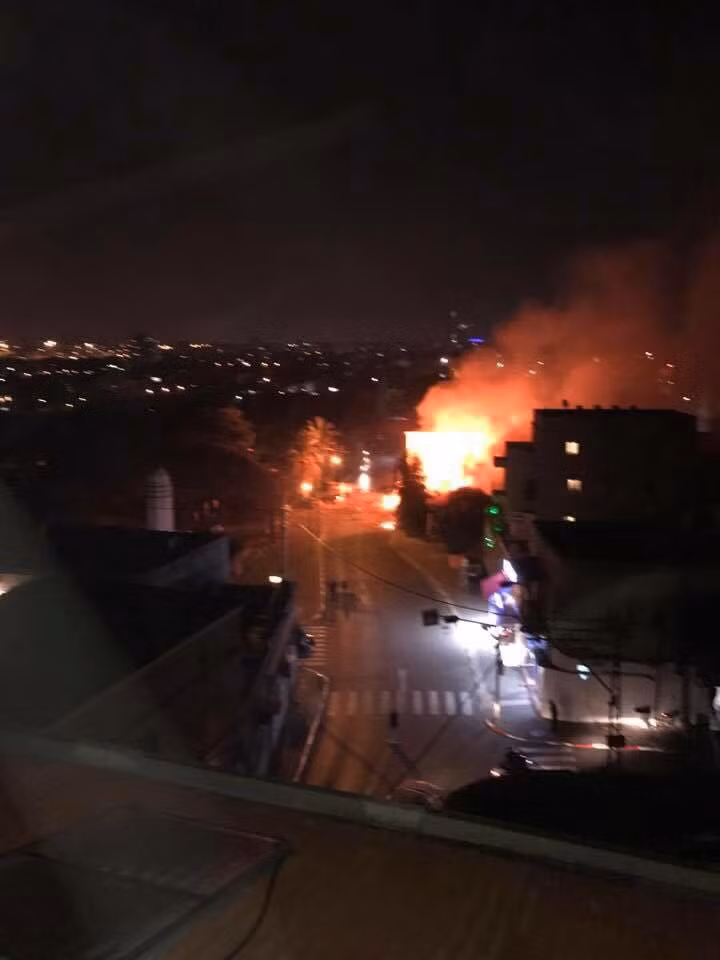 Nổ lớn rung chuyển Tel Aviv, cầu lửa thiêu trụi hàng loạt ô tô ảnh 2