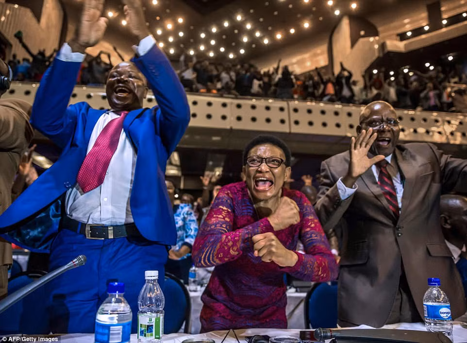 Người dân Zimbabwe hân hoan trước sự trở về của 'Cá sấu' Mnangagwa ảnh 4