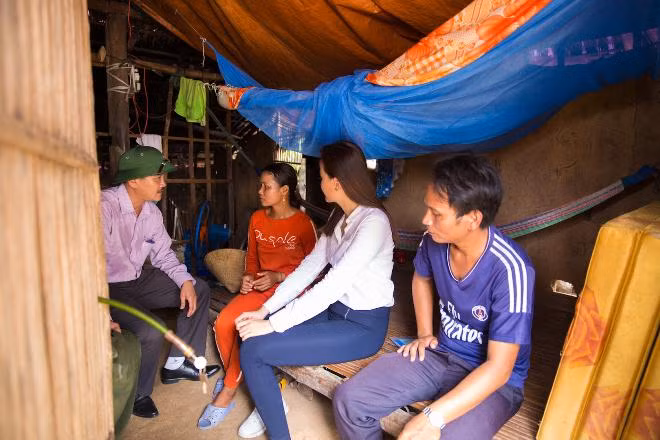 Tân hoa hậu Khánh Ngân trích 150 triệu tiền thưởng chia sẻ nỗi đau với bà con vùng lũ Phú Yên ảnh 7