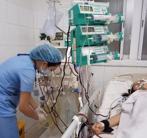 'Chạy đua' 10 tiếng cứu sống sản phụ bị ngưng tim 3 lần do thuyên tắc ối ảnh 1