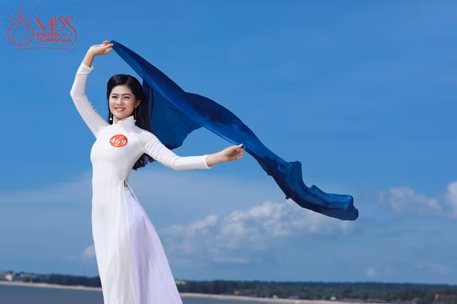 Ngắm vẻ đẹp thanh khiết của thí sinh Miss Photo cùng áo dài trước biển ảnh 2