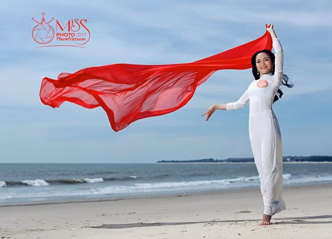 Ngắm vẻ đẹp thanh khiết của thí sinh Miss Photo cùng áo dài trước biển ảnh 1
