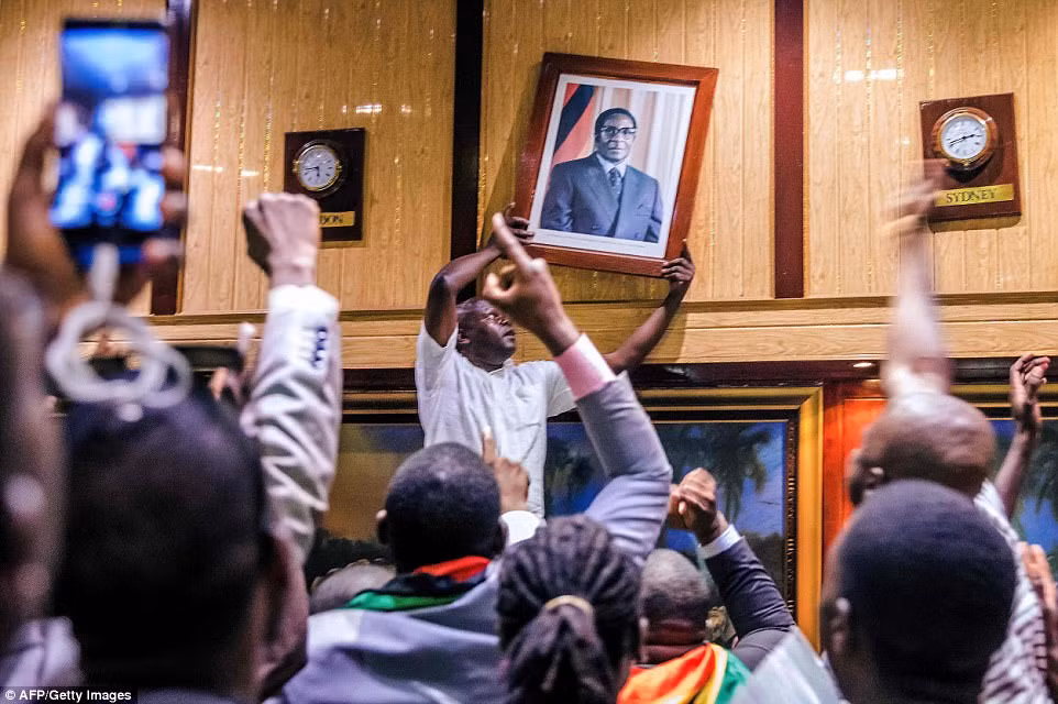 Người dân Zimbabwe hân hoan trước sự trở về của 'Cá sấu' Mnangagwa ảnh 5