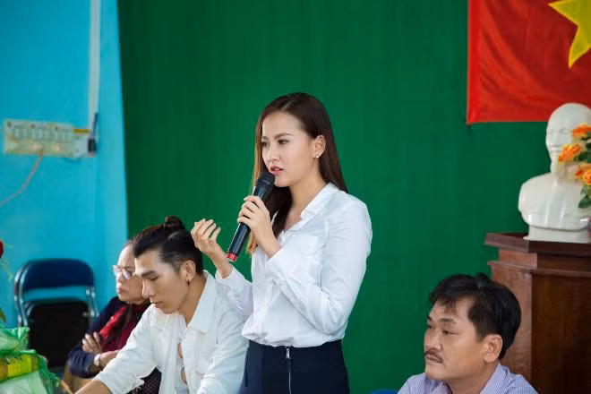 Tân hoa hậu Khánh Ngân trích 150 triệu tiền thưởng chia sẻ nỗi đau với bà con vùng lũ Phú Yên ảnh 3