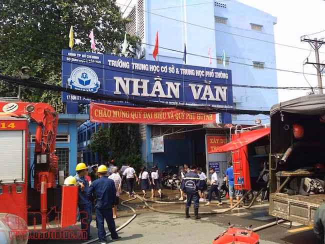 Trường bất ngờ bốc cháy, hàng trăm học sinh sơ tán khẩn cấp ảnh 1